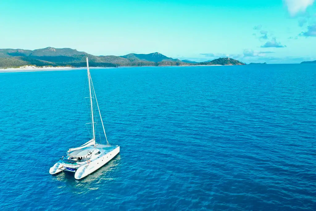 entice whitsundays sailing trip