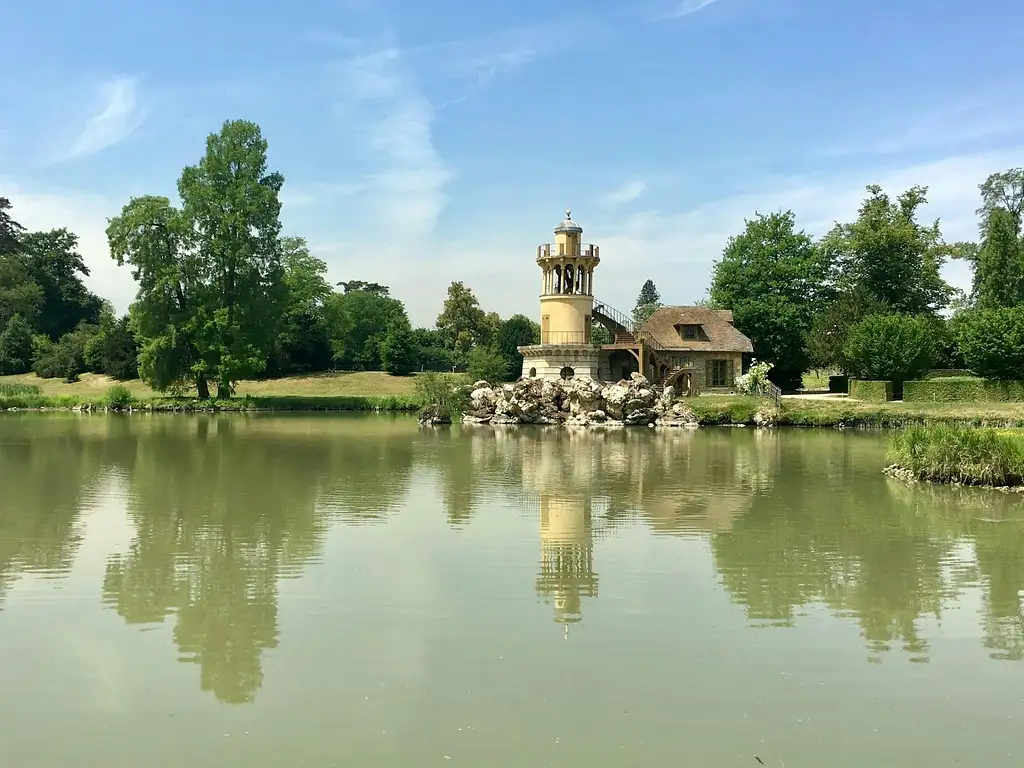 Small-Group Paris to Versailles Day Trip with Garden Stroll