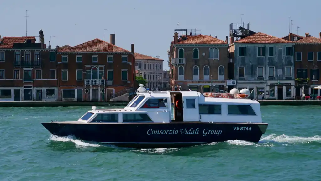 2-Hour Boat Rental With Driver And Optional Aperitif