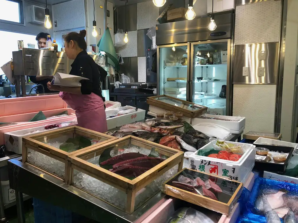 Morning Guided Tour of Tsukiji Fish Market With Breakfast