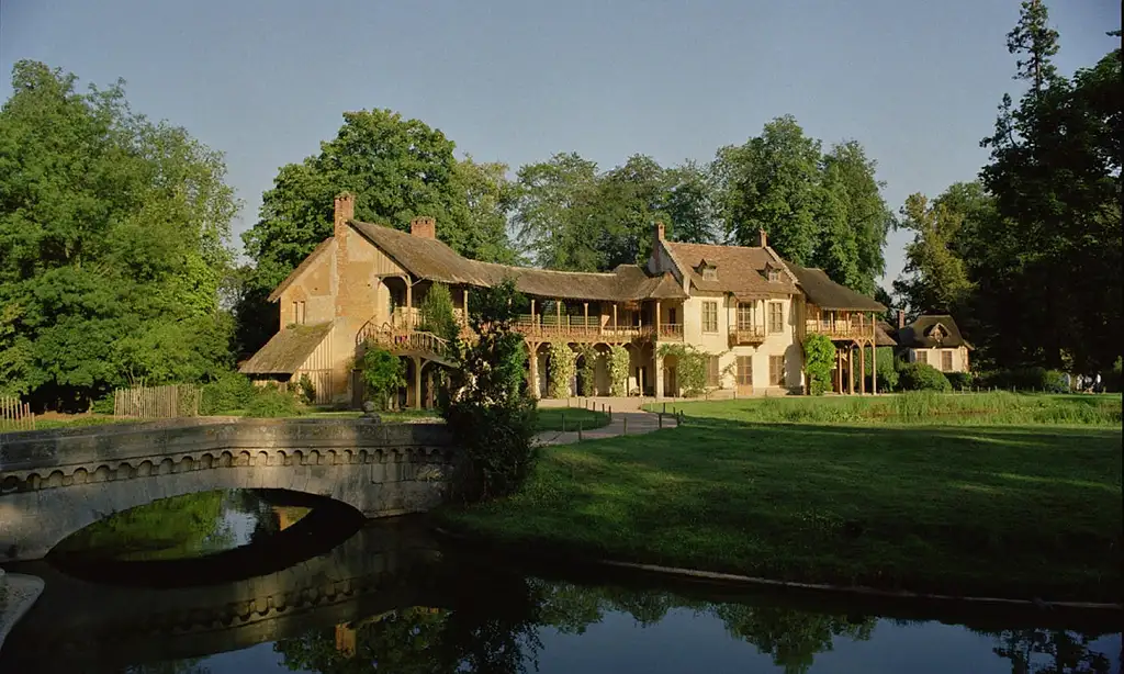 Palace of Versailles and the Trianon with transportation from Paris