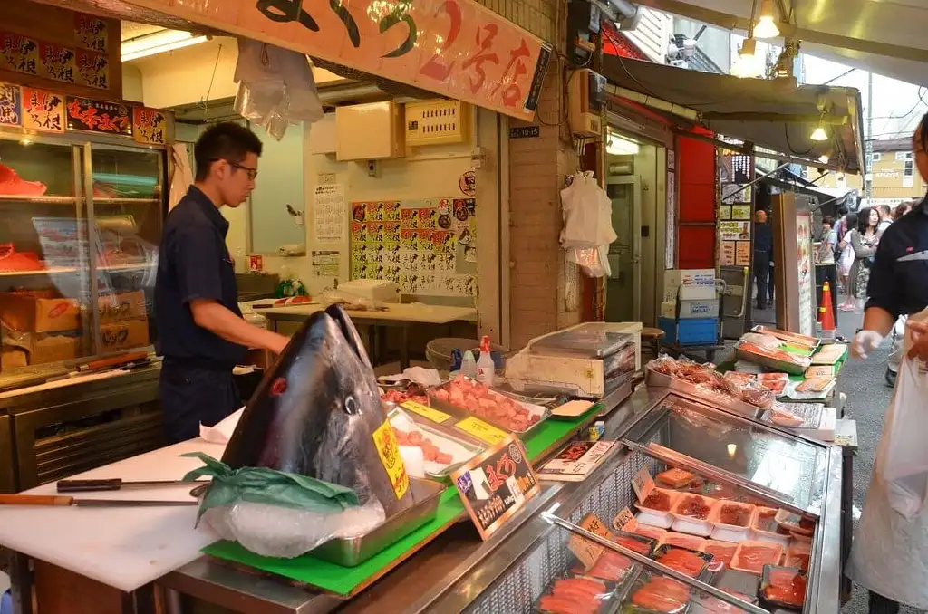 Morning Guided Tour of Tsukiji Fish Market With Breakfast