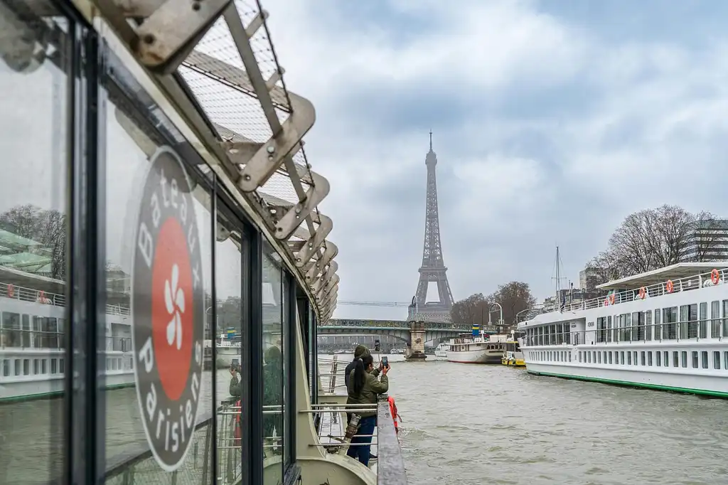 Premier Paris Rail Tour from London with Sightseeing Bus