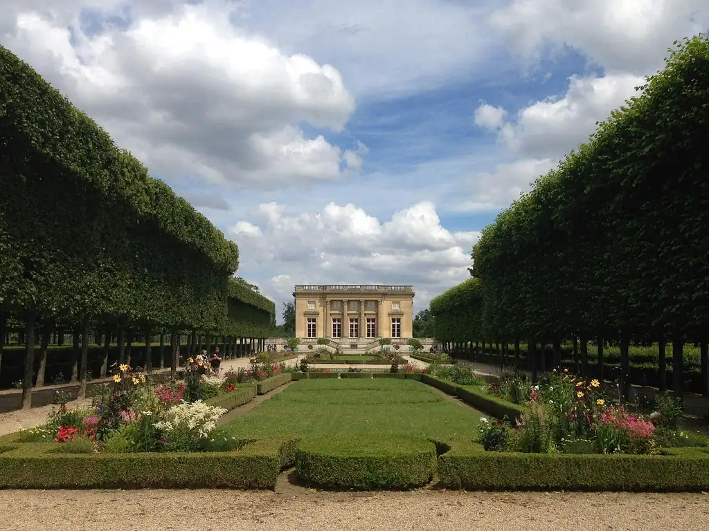 Small-Group Paris to Versailles Day Trip with Garden Stroll