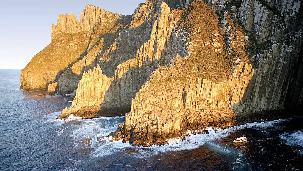 Tasman Island Full Day Cruise from Hobart + Tasmanian Devil Unzoo Tour