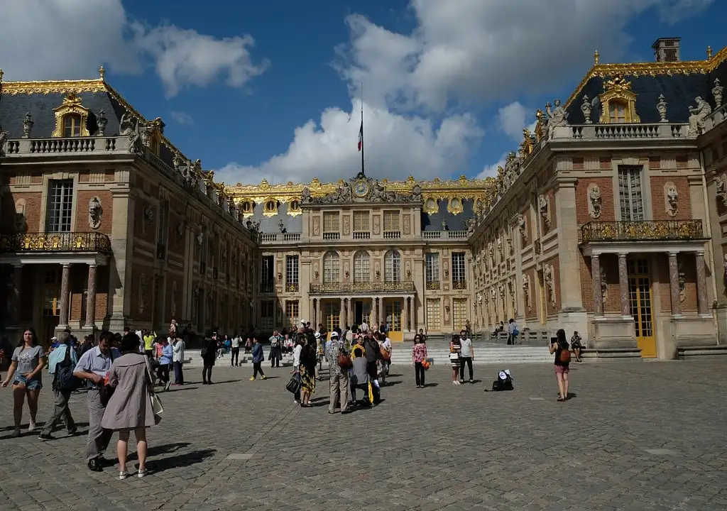 Small-Group Paris to Versailles Day Trip with Garden Stroll