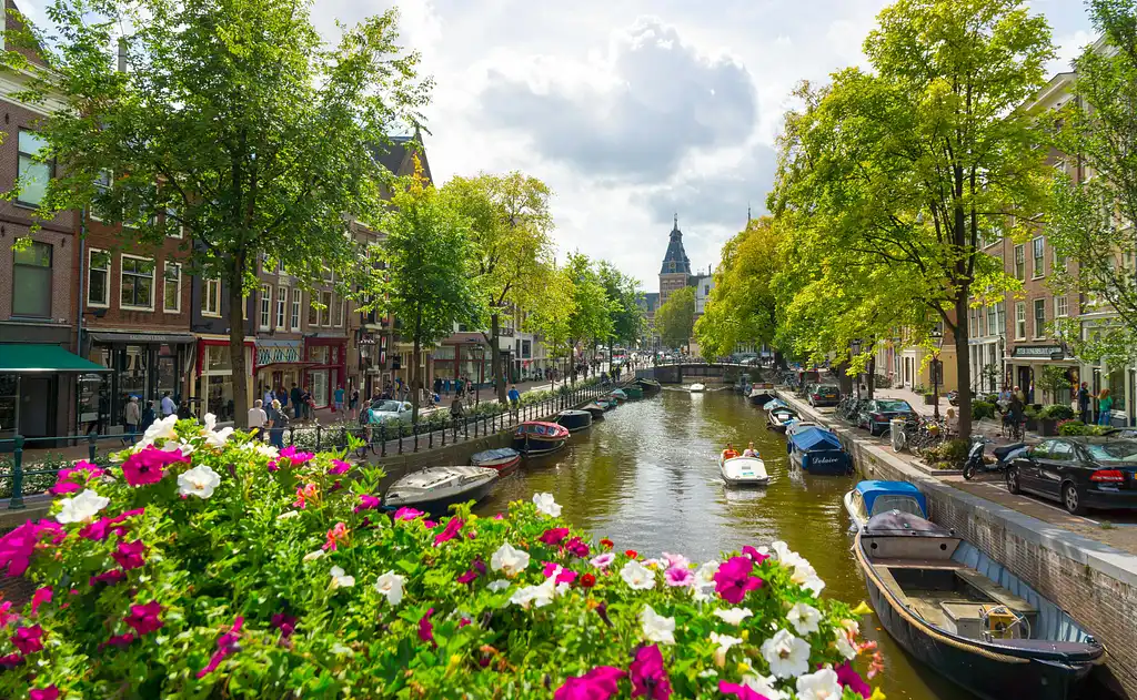 Deluxe private Amsterdam canal boat tour - 2-hour tour