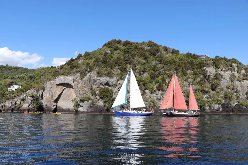 Maori Rock Carvings Sailing Tour - Kindred Spirit