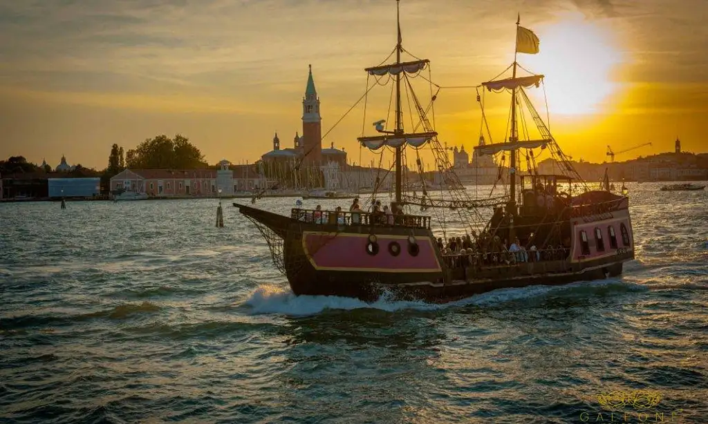 Galleon Dinner Cruise In Venice - Prow/Stern Seat