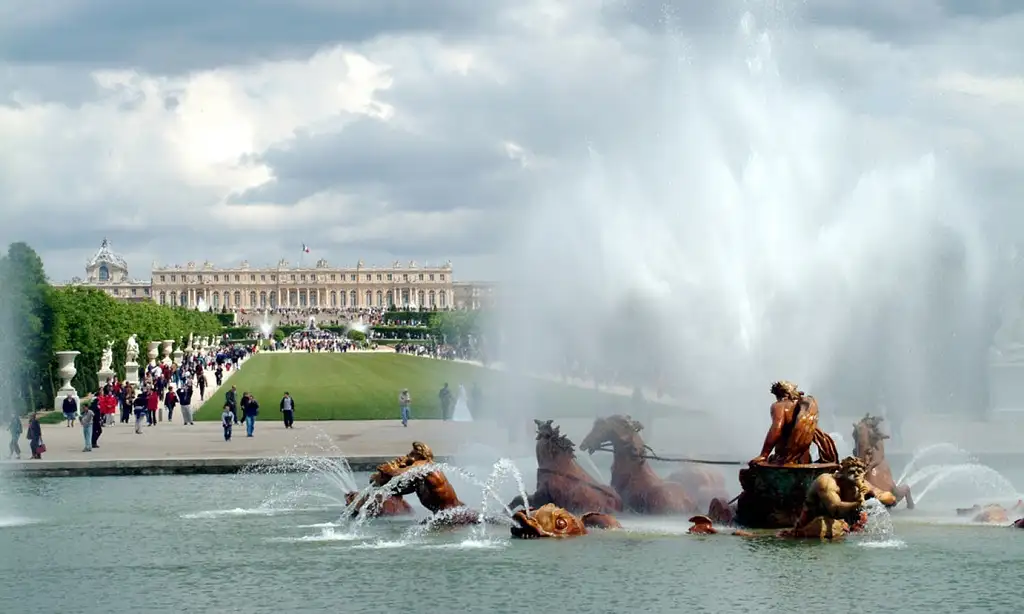 Palace of Versailles and the Trianon with transportation from Paris