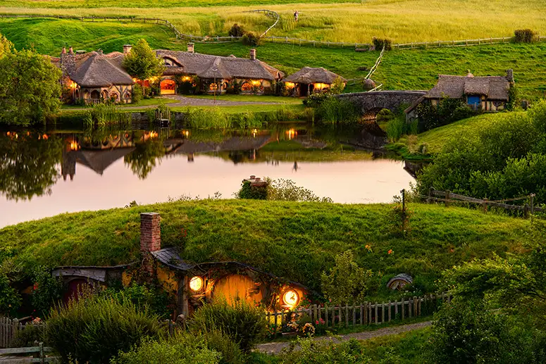 Hobbiton & Waitomo Caves Small Group Tour from Auckland