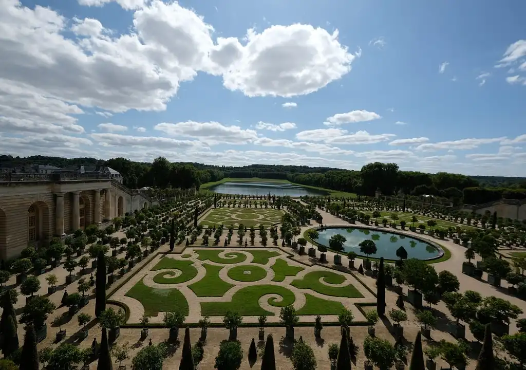 Small-Group Paris to Versailles Day Trip with Garden Stroll