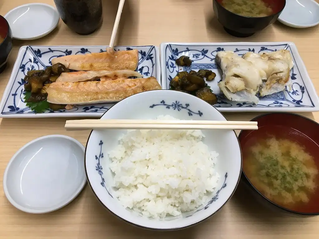 Morning Guided Tour of Tsukiji Fish Market With Breakfast