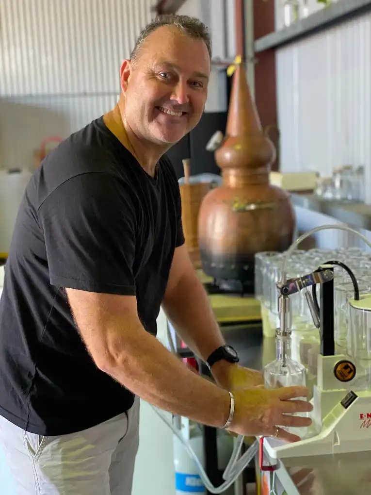 5-Hour Distilleries Tour with Outback Gourmet Meal & Sightseeing