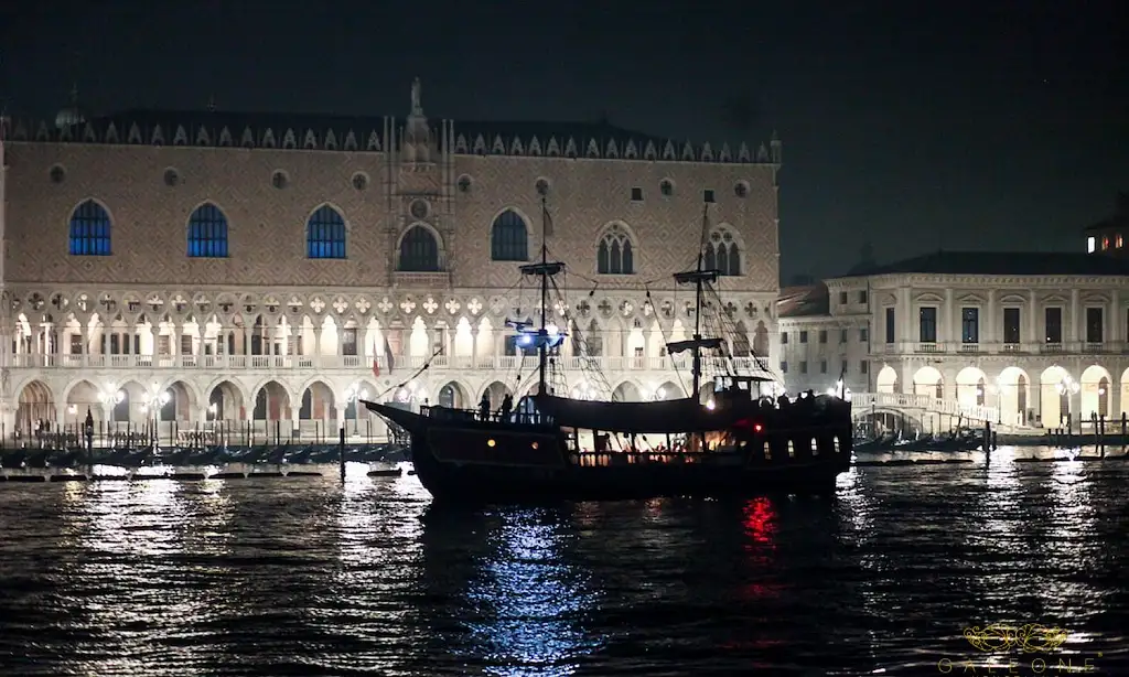 Galleon Dinner Cruise In Venice - Prow/Stern Seat