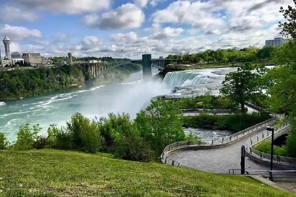 Inside Niagara Falls: 1 Hour Guided Tour + Cave of the Winds Skip the Line Access