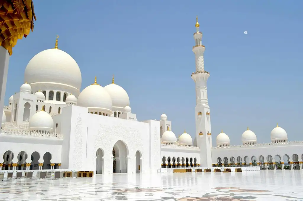 Abu Dhabi Mosque And Warner Bros Tour From Dubai