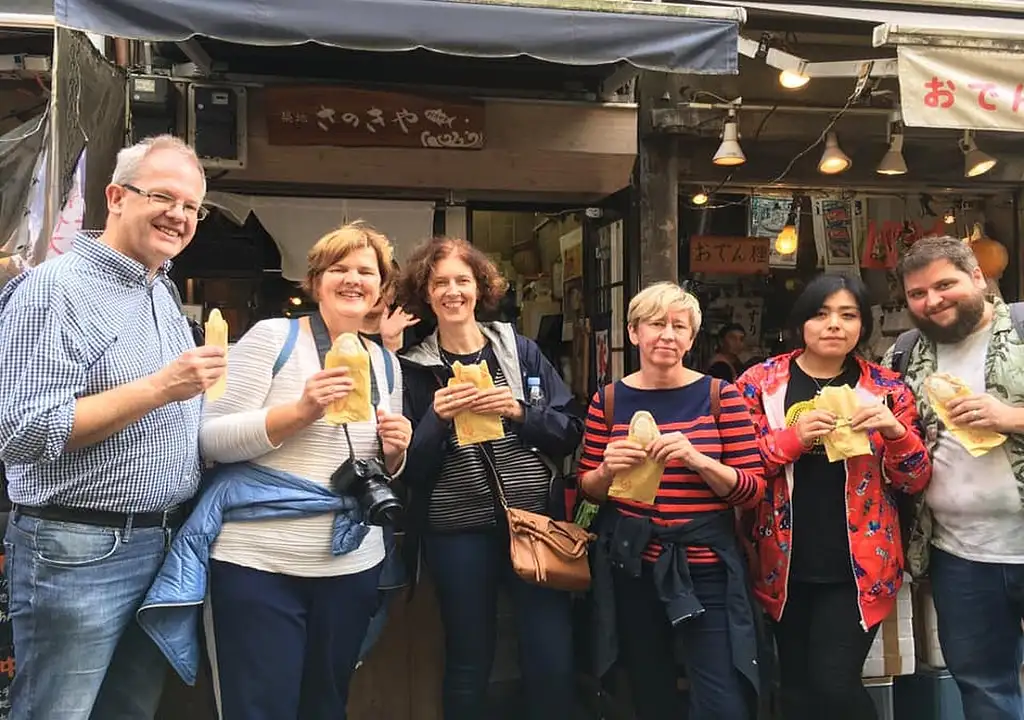 Morning Guided Tour of Tsukiji Fish Market With Breakfast