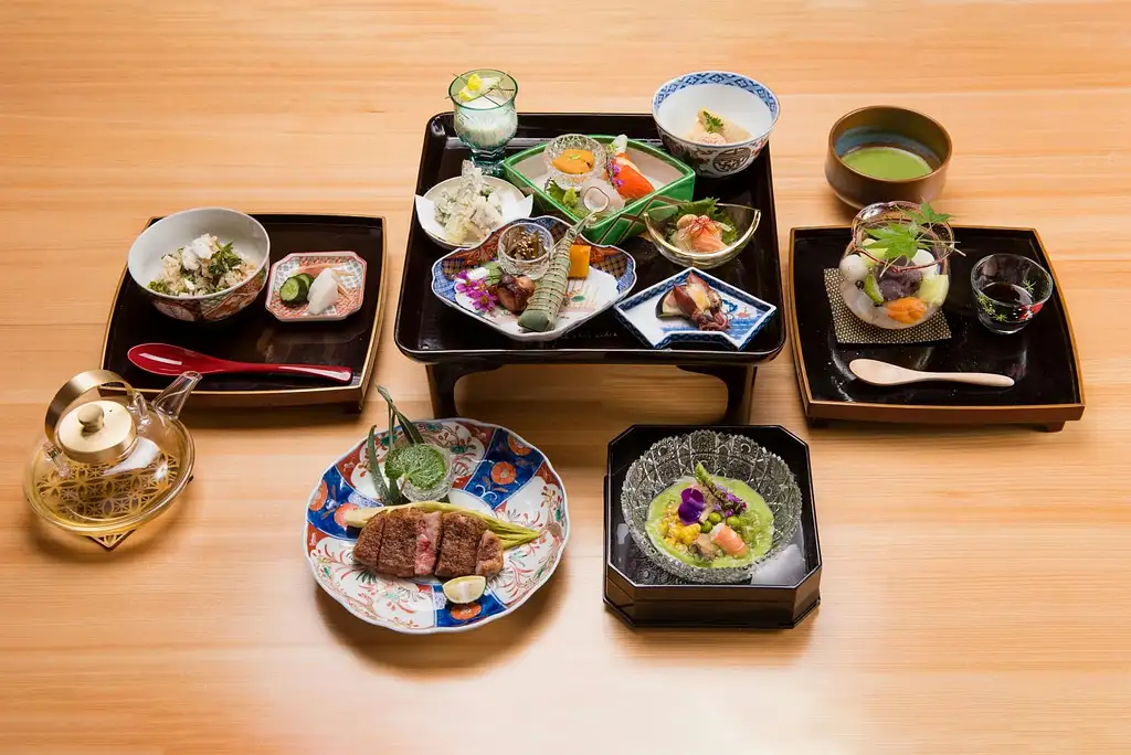 Dinner and Show at Suigian in Tokyo | Table Seat