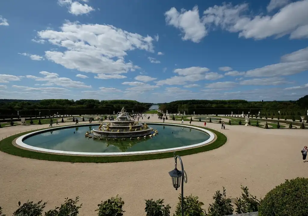 Small-Group Paris to Versailles Day Trip with Garden Stroll