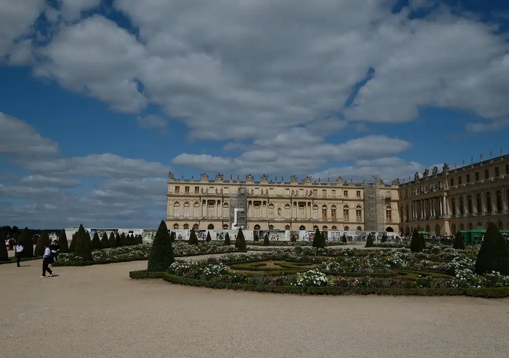 Small-Group Paris to Versailles Day Trip with Garden Stroll