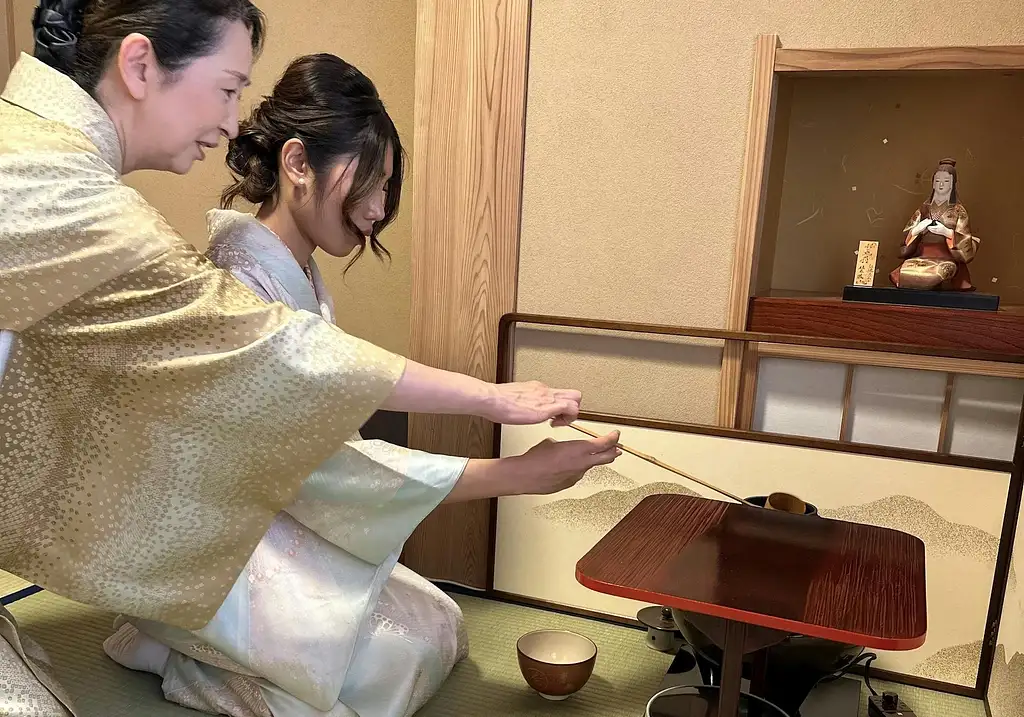 Tea Ceremony and Kimono Dressing Experience in Tokyo Tour