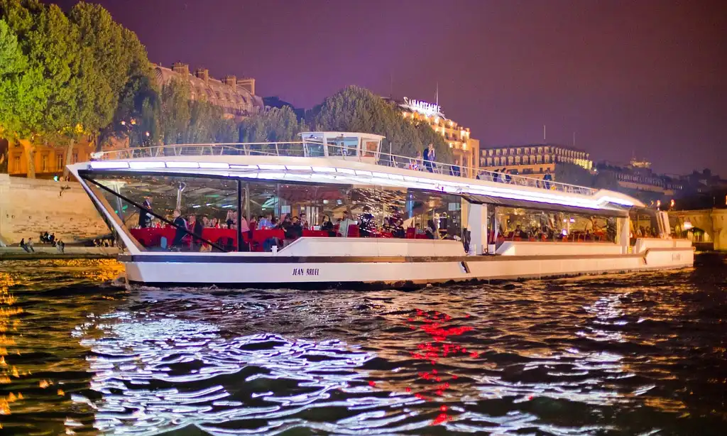 Seine Cruise with Dinner and Live Music | Standard