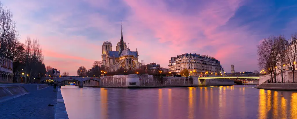 Happy hour cruise on the Seine river