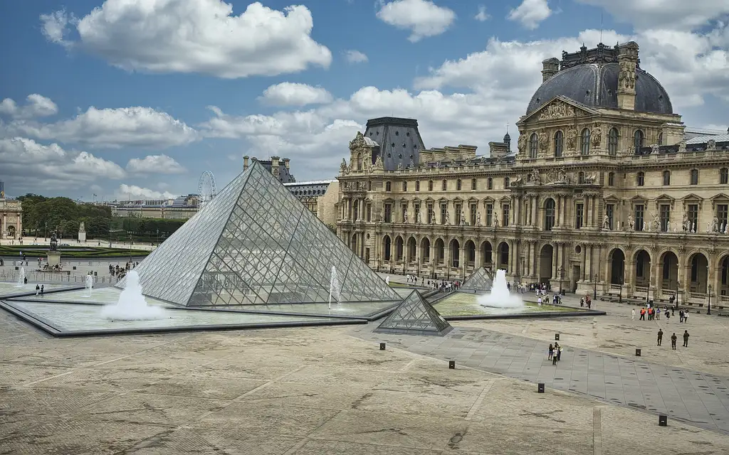 Louvre Museum Guided Tour with Skip-the-line tickets