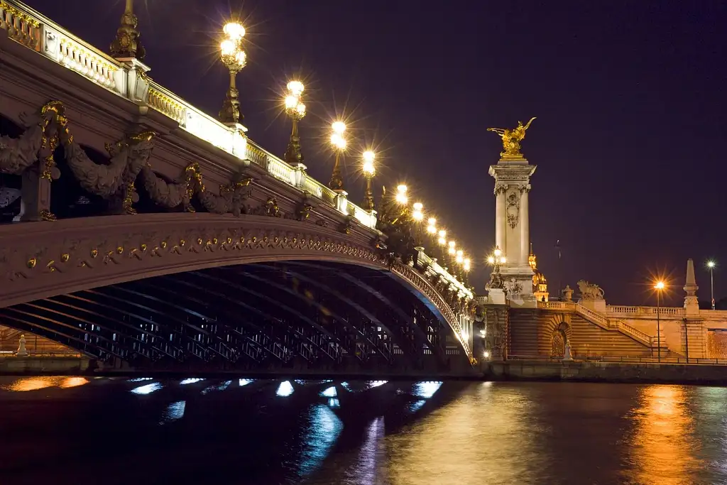 Happy hour cruise on the Seine river