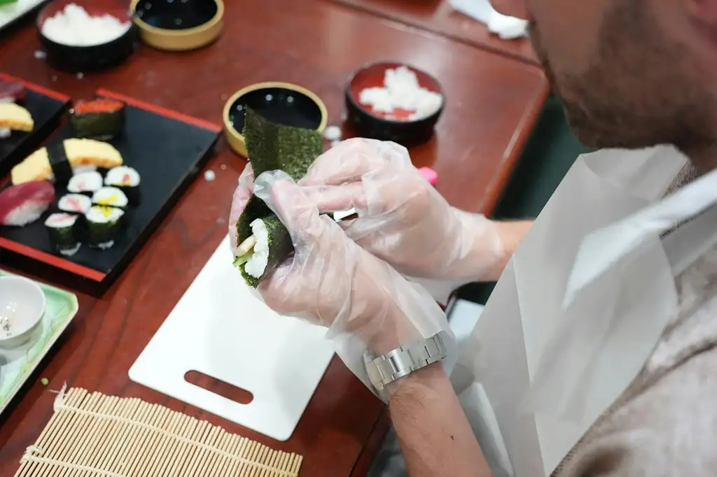 Sushi Making Class at a Century-Old Sushi Restaurant in Tokyo