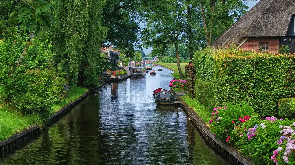 Luxury sightseeing tour of Giethoorn with private transportation from Amsterdam