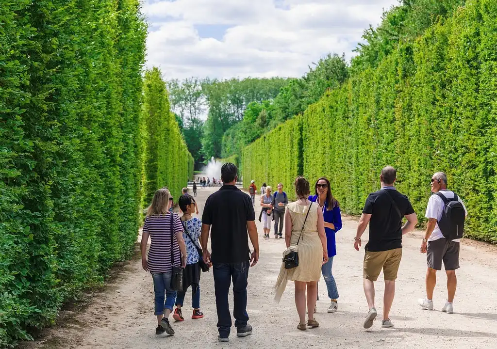 Small-Group Paris to Versailles Day Trip with Garden Stroll