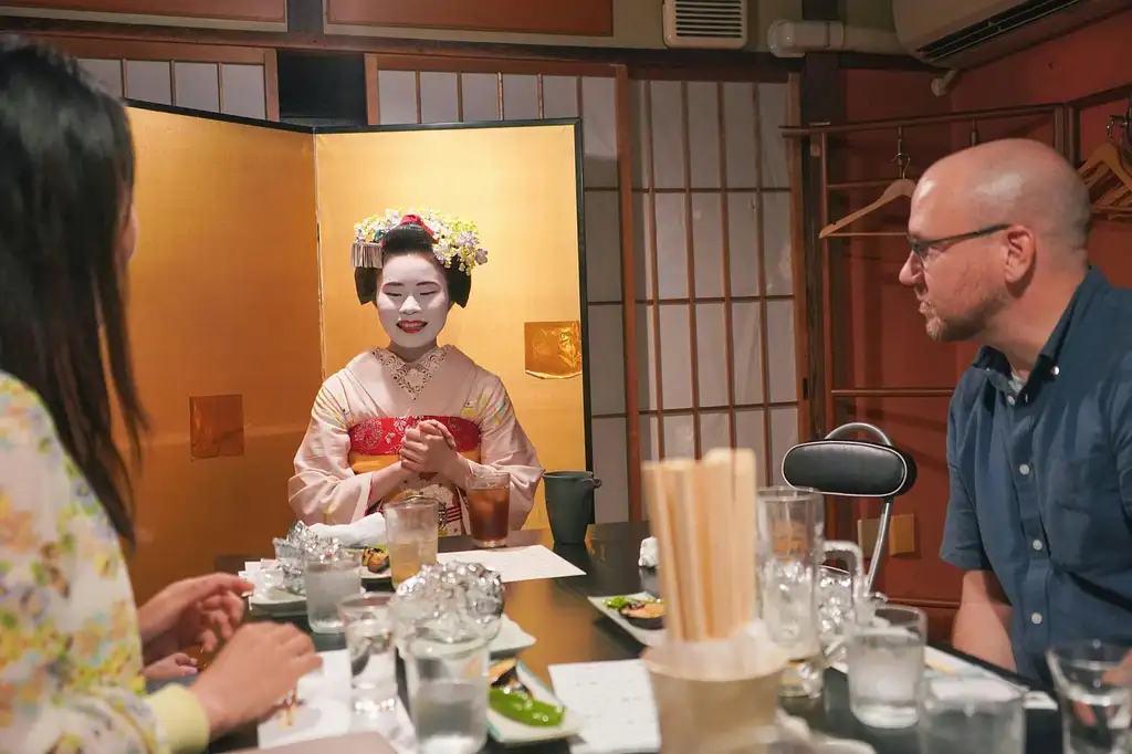 Gion Walking Tour and Dinner with a Maiko in Kyoto