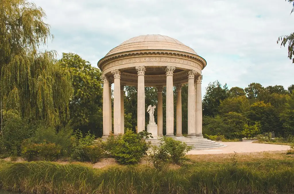 Small-Group Paris to Versailles Day Trip with Garden Stroll