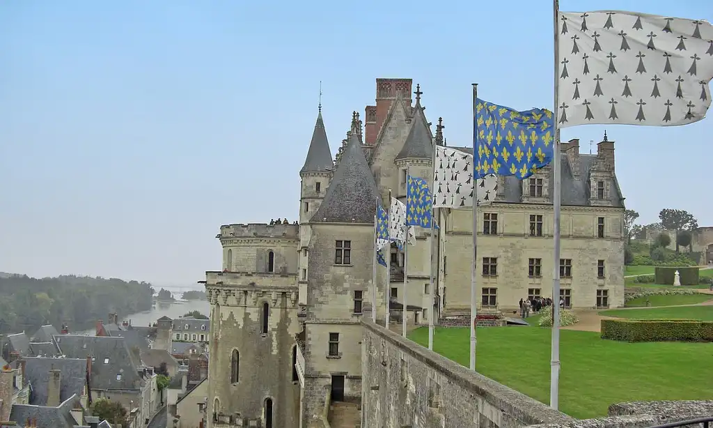 Day trip to Chambord, Chenonceau and Amboise from Paris with wine tasting