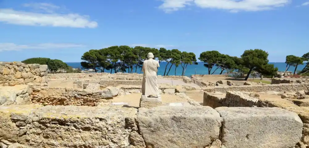 Empuries Private Tour and Boat Ride from Barcelona