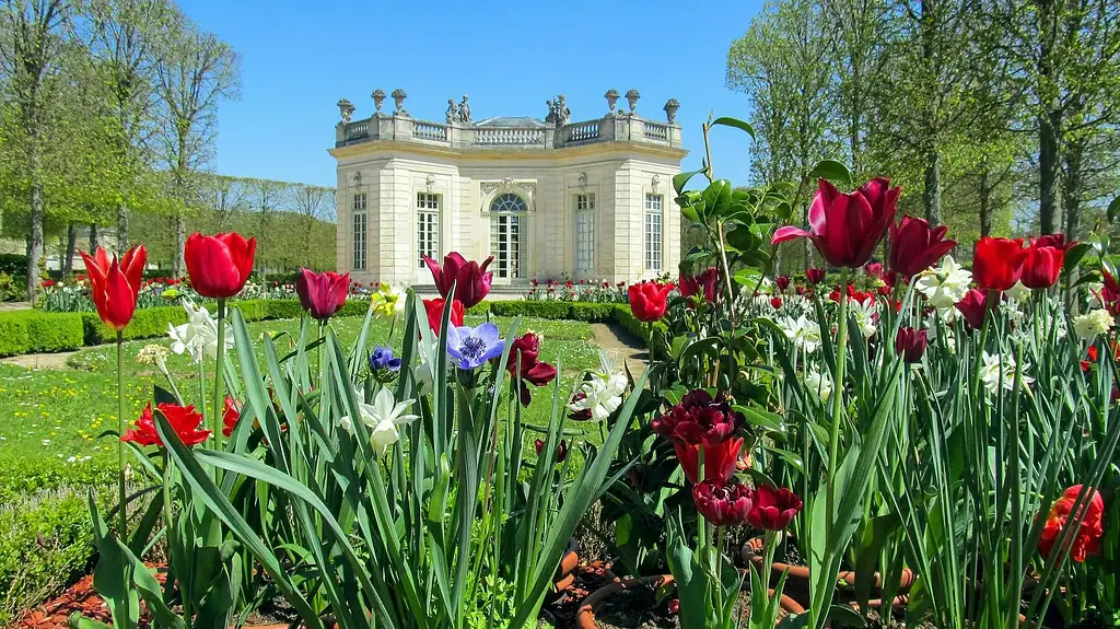 Small-Group Paris to Versailles Day Trip with Garden Stroll