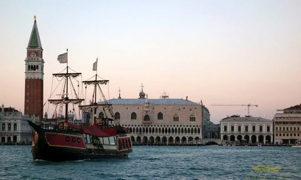 Galleon Dinner Cruise In Venice - Prow/Stern Seat