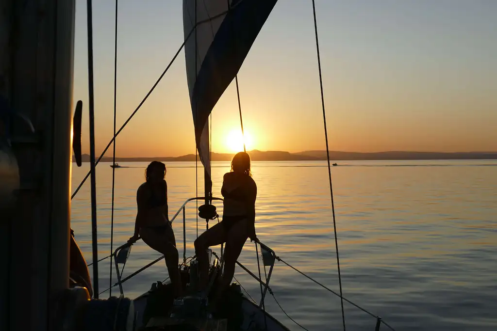 Maori Rock Carvings Sailing Tour - Kindred Spirit