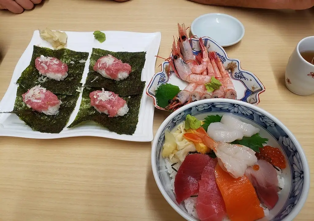 Morning Guided Tour of Tsukiji Fish Market With Breakfast