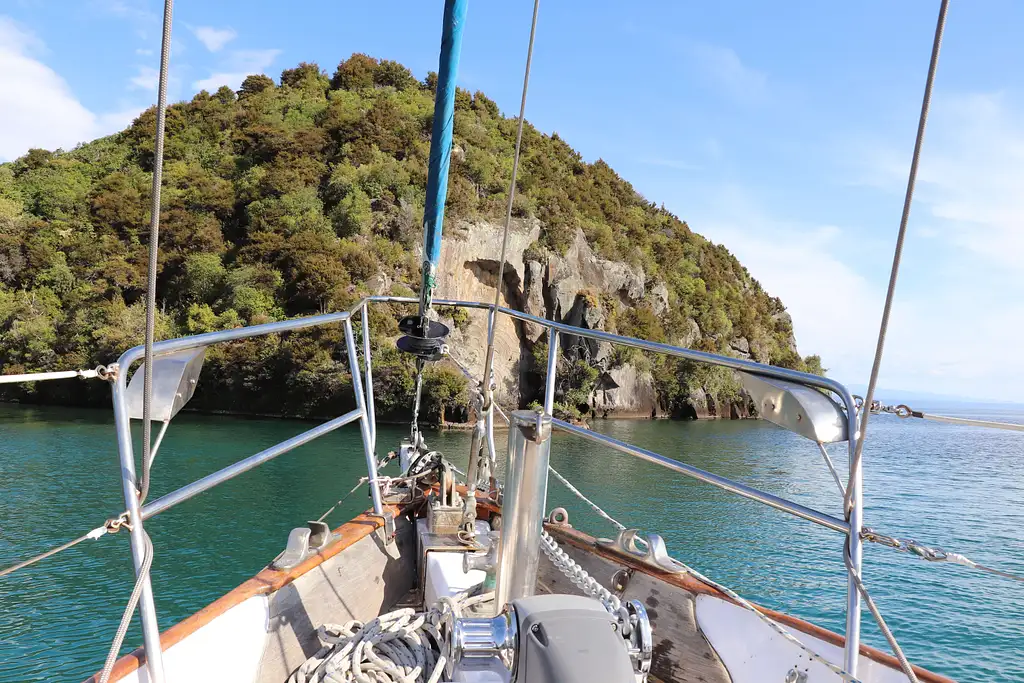 Maori Rock Carvings Sailing Tour - Kindred Spirit