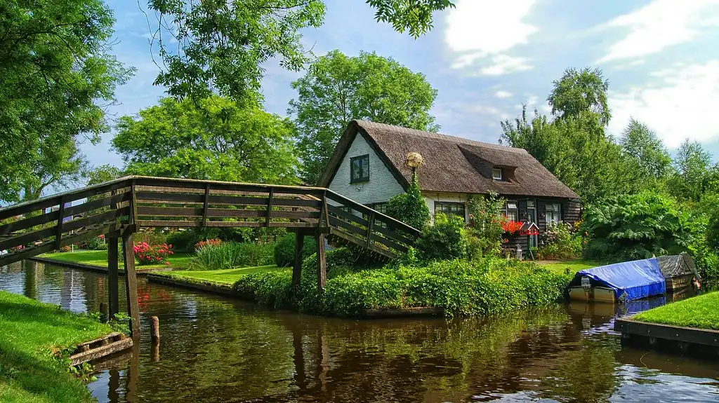 Luxury sightseeing tour of Giethoorn with private transportation from Amsterdam