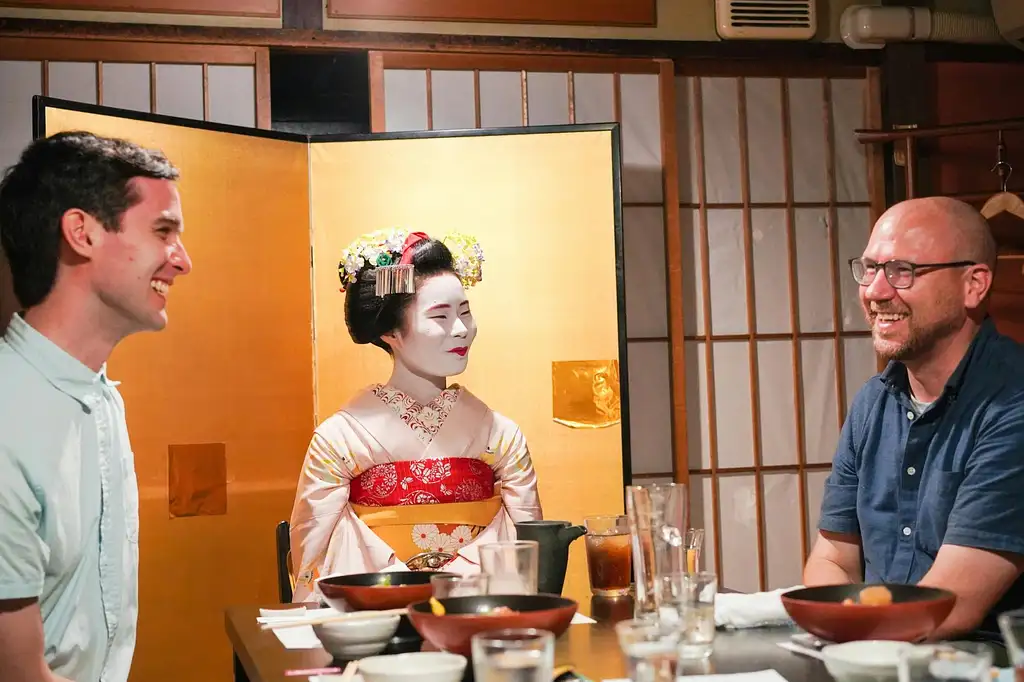 Gion Walking Tour and Dinner with a Maiko in Kyoto