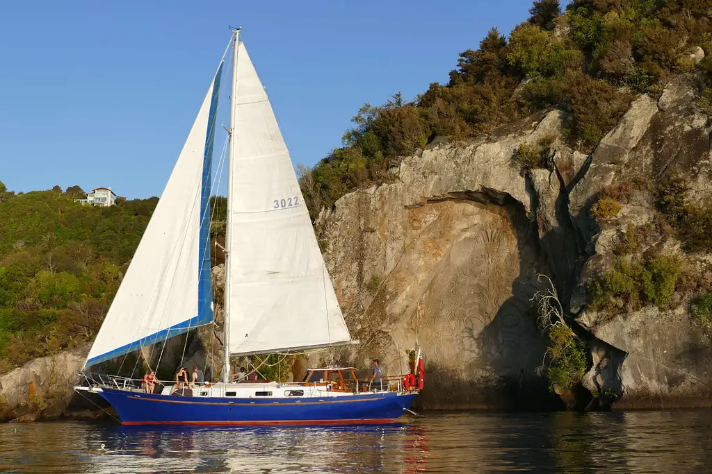 Maori Rock Carvings Sailing Tour - Kindred Spirit