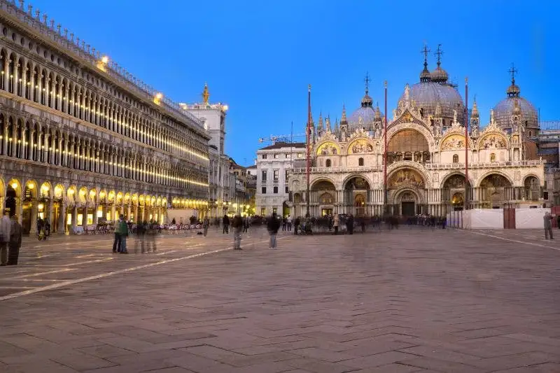 Market tour, cooking class and lunch or dinner at a Cesarina's home in Venice