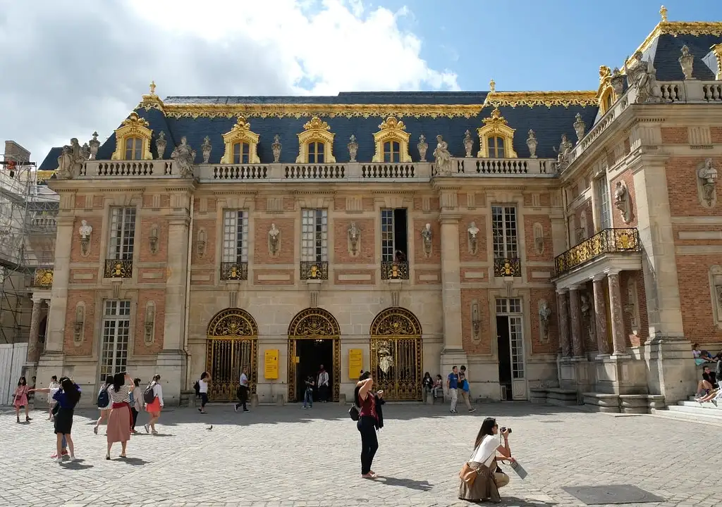 Small-Group Paris to Versailles Day Trip with Garden Stroll