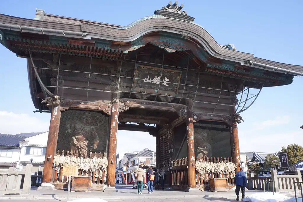 Snow Monkeys, Zenko-ji Temple & Sake 1 Day Tour