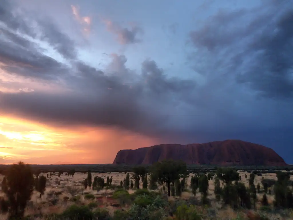 Uluru Guided Tour with Sunset Sparkling Wine & Canapes