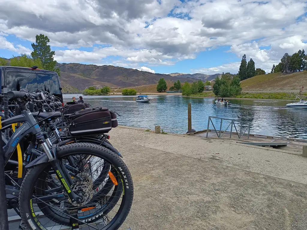 The Ultimate Lake Dunstan Experience| E-bike Hire from Cromwell + Return from Clyde via Dunstan Explorer Boat